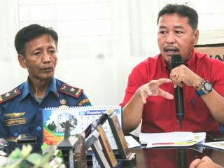 Kadis Pencegahan dan Kebakaran Kota Medan, Albon Sidauruk (baju merah) saat menyampaikan paparan di kantornya, Jalan Candi Borobudur, Medan, Selasa (31/12/2019).