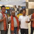 Petinju Sumut yang baru tiba dari Malaysia diabadikan bersama Ketua Pertina Sumut, Romein Manalu, Rabu (01/01/2020).