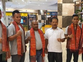 Petinju Sumut yang baru tiba dari Malaysia diabadikan bersama Ketua Pertina Sumut, Romein Manalu, Rabu (01/01/2020).