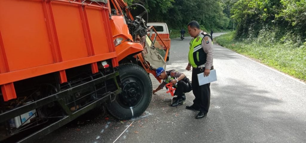 Teks Photo: Personel Polisi Lalulintas Polres Simalungun melakukan olah TKP kecelakaan lalulintas di jalur lintas Pematangsiantar-Parapat, Selasa (21/1/2020).