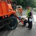 Teks Photo: Personel Polisi Lalulintas Polres Simalungun melakukan olah TKP kecelakaan lalulintas di jalur lintas Pematangsiantar-Parapat, Selasa (21/1/2020).