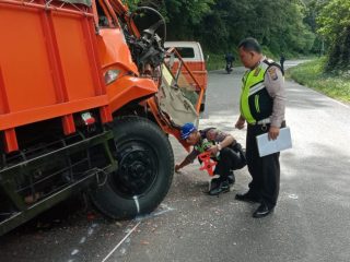 Teks Photo: Personel Polisi Lalulintas Polres Simalungun melakukan olah TKP kecelakaan lalulintas di jalur lintas Pematangsiantar-Parapat, Selasa (21/1/2020).