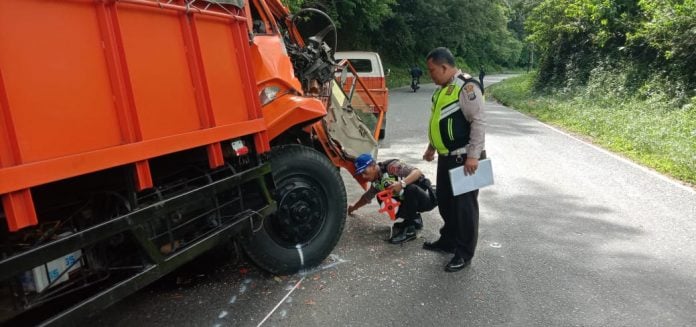 Teks Photo: Personel Polisi Lalulintas Polres Simalungun melakukan olah TKP kecelakaan lalulintas di jalur lintas Pematangsiantar-Parapat, Selasa (21/1/2020).