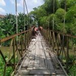 Kondisi jembatan yang menghubungkan Jalan Suka Damai, Kecamatan Medan Polonia menuju Jalan Sakti Lubis mengalami rusak parah. (kaldera/iqbal maulana)