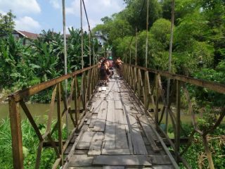 Kondisi jembatan yang menghubungkan Jalan Suka Damai, Kecamatan Medan Polonia menuju Jalan Sakti Lubis mengalami rusak parah. (kaldera/iqbal maulana)