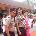 Kapolrestabes Medan Kombes Pol Johnny Eddizon Isir terlihat berbincang dengan Wakapolrestabes Medan AKBP Rudi Rifani dalam upacara penyambutan di Mapolrestabes Medan, Sabtu (4/1/2020) (kaldera/finta)