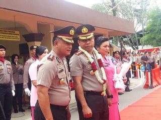 Kapolrestabes Medan Kombes Pol Johnny Eddizon Isir terlihat berbincang dengan Wakapolrestabes Medan AKBP Rudi Rifani dalam upacara penyambutan di Mapolrestabes Medan, Sabtu (4/1/2020) (kaldera/finta)