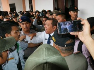 Kericuhan terjadi akibat Dirut PD Pasar Kota Medan yang dipecat, Rusdi Sinuraya tetap mengakui dirinya masih pejabat sah di perusahaan tersebut.