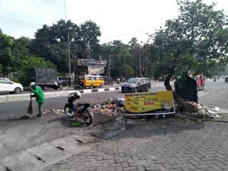 Bukit Sampah Mulai Busuk belum Diangkut