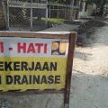 Plang Proyek Drainase di Jalan Gedung Arca masih terpasang, Jumat (17/1/2020). (kaldera/imran)