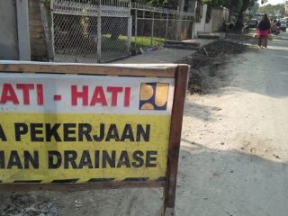 Plang Proyek Drainase di Jalan Gedung Arca masih terpasang, Jumat (17/1/2020). (kaldera/imran)
