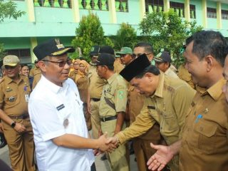 Plt Walikota Medan, Akhyar Nasution saat menjadi Inspektur Upacara di SMP Negeri 39 Medan, Jalan Young Panah Hijau, Labuhan Deli, Kecamatan Medan Marelan, Senin (20/1/2020). (ist)