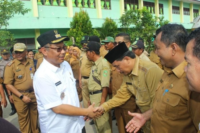 Plt Walikota Medan, Akhyar Nasution saat menjadi Inspektur Upacara di SMP Negeri 39 Medan, Jalan Young Panah Hijau, Labuhan Deli, Kecamatan Medan Marelan, Senin (20/1/2020). (ist)