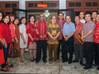 Plt Walikota Medan, Akhyar Nasution saat menghadiri open house Imlek di kediaman Indra Wahidin