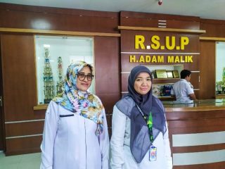 Koordinator Tim Penyakit Emergensi (Pinere) dr Ade Rahmaini Sp.P (kanan) dan Kabid Kepala Medis RSUP H Adam Malik Medan, dr Nurna Fauziah, M.Les saat dimintai keterangan terkait penanganan kasus virus corona (Coronavirus) di Sumatera Utara.