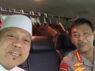 Ustadz Dasad Latif (kiri) dan Kapolri Idham Azis.