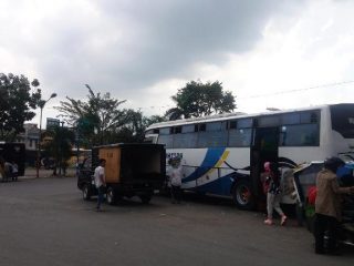 Sejumlah calon penumpang terlihat di Terminal Amplas, Senin (6/1/2020). Terminal ini akan direvitalisasi oleh pemerintah pada tahun ini. (kaldera/finta rahyuni)