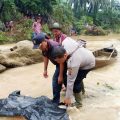Petugas mengevakuasi jenazah korban banjir bandang Labura, kemarin.