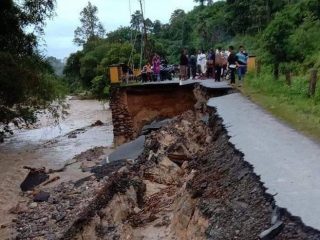 Banjir besar melanda Tapanuli Tengah (Tapteng) dan sementara merenggut nyawa 6 penduduk setempat.
