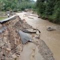 Banjir besar melanda Tapanuli Tengah (Tapteng) dan sementara merenggut nyawa 6 penduduk setempat.