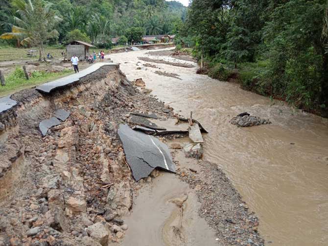 Banjir besar melanda Tapanuli Tengah (Tapteng) dan sementara merenggut nyawa 6 penduduk setempat.