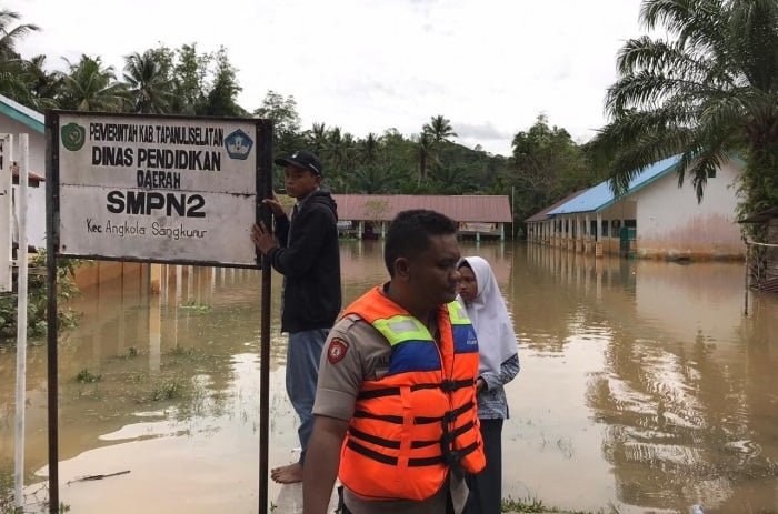 Di Kabupaten Tapanuli Selatan (Tapsel), seratusan rumah warga di Kecamatan Angkola Sangkunur turut terendam akibat Sungai Batangtoru meluap.