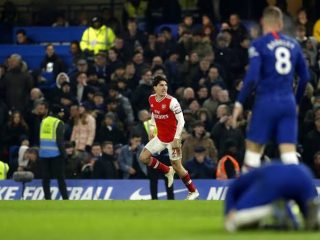 Ekspresi pemain Arsenal, Hector Bellerin, usai membuat gol penyeimbang saat melawat ke markas Chelsea. Skor 2-2 menutup laga di Stamford Bridge.