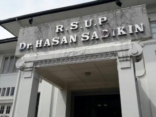 Seorang warga negara (WN) China diisolasi di Rumah Sakit Hasan Sadikin Bandung karena diduga terjangkit virus Corona (coronavirus).