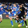Striker Inter Milan, Lautaro Martinez, dikepung pemain Napoli dalam laga dinihari tadi di Naples. Inter menang 1 - 3 atas Napoli.(kaldera/int)