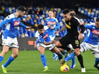 Striker Inter Milan, Lautaro Martinez, dikepung pemain Napoli dalam laga dinihari tadi di Naples. Inter menang 1 - 3 atas Napoli.(kaldera/int)