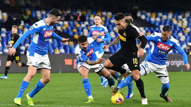 Striker Inter Milan, Lautaro Martinez, dikepung pemain Napoli dalam laga dinihari tadi di Naples. Inter menang 1 - 3 atas Napoli.(kaldera/int)
