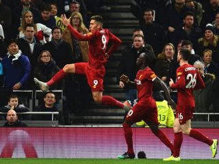 Striker Liverpool Roberto Firmino merayakan golnya ke gawang Tottenham Hotspur dinihari tadi (kaldera/lfcglobe)
