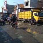 Jalan rusak dan berlubang di Jalan Marendal, Kelurahan Harjosari II, Kecamatan Medan Amplas, Kota Medan. (M Zulfithri/kaldera)