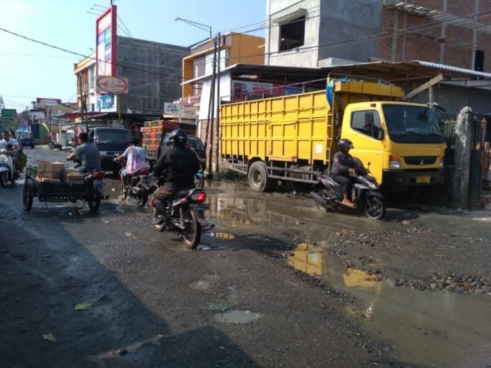 Jalan rusak dan berlubang di Jalan Marendal, Kelurahan Harjosari II, Kecamatan Medan Amplas, Kota Medan. (M Zulfithri/kaldera)