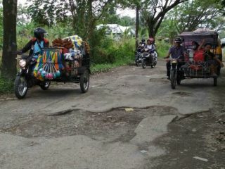 Kondisi Jalan Seroja Raya, Kecamatan Medan Tuntungan sangat memprihatinkan.