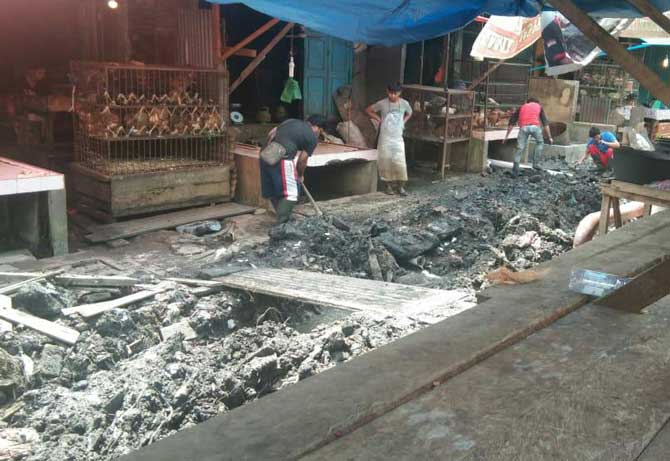 Kondisi Pasar Kampung Lalang yang kerap mengeluarkan aroma tidak sedap yang keluar dari selokan. (kaldera/imam effendi/pkl)