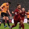 Pemain Liverpool, Roberto Firmino (depan), berselebrasi setelah membobol gawang Wolverhampton Wanderers pada laga Premier League di Molineux, Jumat (24/1/2020) dini hari WIB. (AFP./Oli Scarff)