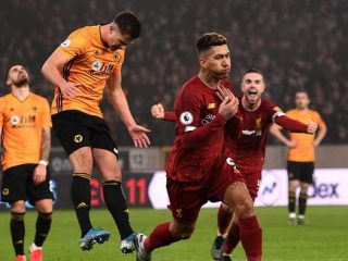 Pemain Liverpool, Roberto Firmino (depan), berselebrasi setelah membobol gawang Wolverhampton Wanderers pada laga Premier League di Molineux, Jumat (24/1/2020) dini hari WIB. (AFP./Oli Scarff)