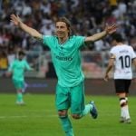 Pemain Real Madrid, Luka Modric merayakan golnya saat menghadapi Valencia di semifinal Piala Super Spanyol. Real Madrid menang 3-1. (ist)