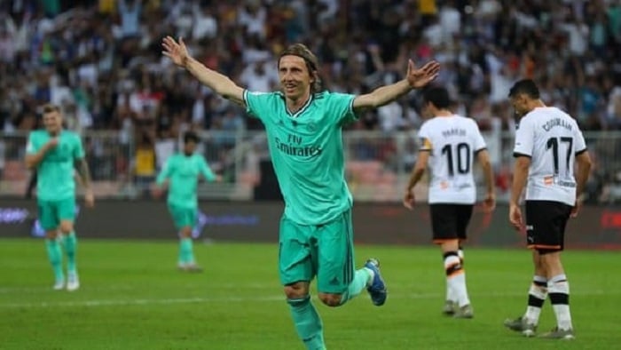 Pemain Real Madrid, Luka Modric merayakan golnya saat menghadapi Valencia di semifinal Piala Super Spanyol. Real Madrid menang 3-1. (ist)