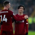 Takumi Minamino dipeluk Kapten Jordan Henderson usai laga Liverpool vs Wolves, dinihari tadi. (bolasport)