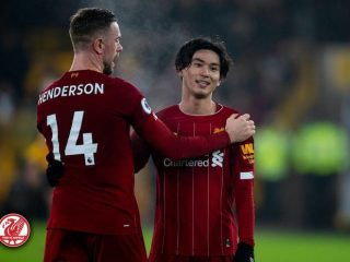 Takumi Minamino dipeluk Kapten Jordan Henderson usai laga Liverpool vs Wolves, dinihari tadi. (bolasport)