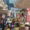 Salah satu toko penjual pernak -pernik Imlek seperti amplop angpao, hiasan dinding, lampion dan aksesoris gantungan di Pasar Sukaramai Medan. (kaldera/pkl/alfan)