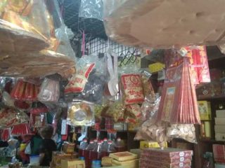 Salah satu toko penjual pernak -pernik Imlek seperti amplop angpao, hiasan dinding, lampion dan aksesoris gantungan di Pasar Sukaramai Medan. (kaldera/pkl/alfan)