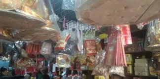 Salah satu toko penjual pernak -pernik Imlek seperti amplop angpao, hiasan dinding, lampion dan aksesoris gantungan di Pasar Sukaramai Medan. (kaldera/pkl/alfan)