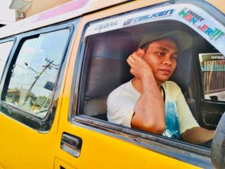 Pak Maman, sopir angkutan kota KPUM line 04 yang menggratiskan ongkos penumpang mulai pukul 06.00 WIB hingga pukul 12.00 tengah hari. (kaldera/zulfithri)