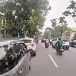 Mobil dan sepeda motor terlihat parkir di atas bahu jalan atau trotoar di sekitaran Sun Plaza Medan.