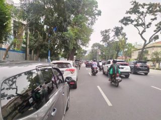 Mobil dan sepeda motor terlihat parkir di atas bahu jalan atau trotoar di sekitaran Sun Plaza Medan.