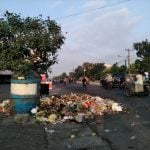 Bukit sampah yang terlihat di kawasan Komplek Pertokoan MMTC.
