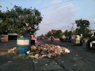 Bukit sampah yang terlihat di kawasan Komplek Pertokoan MMTC.